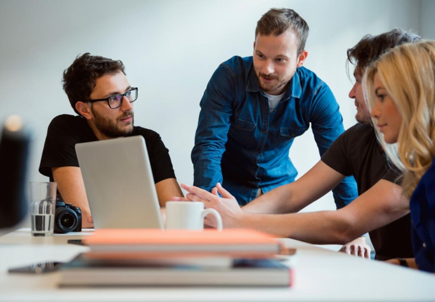 Prowadzący webinar Qaqiduu omawia strukturę certyfikacji finansowej